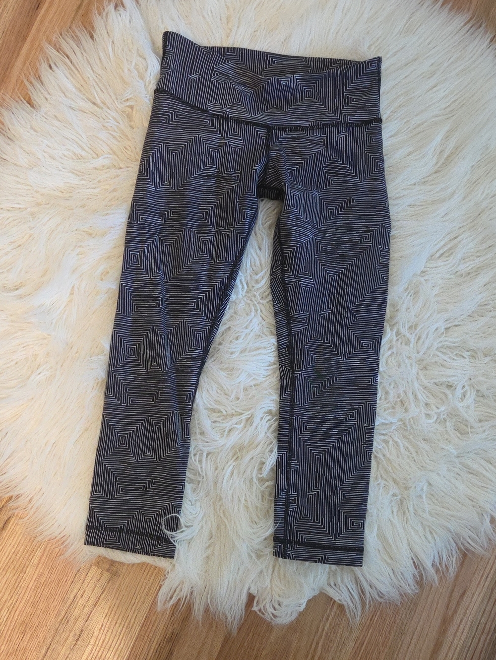 Lululemon Black Patterned Active Cropped Leggings Sz 4